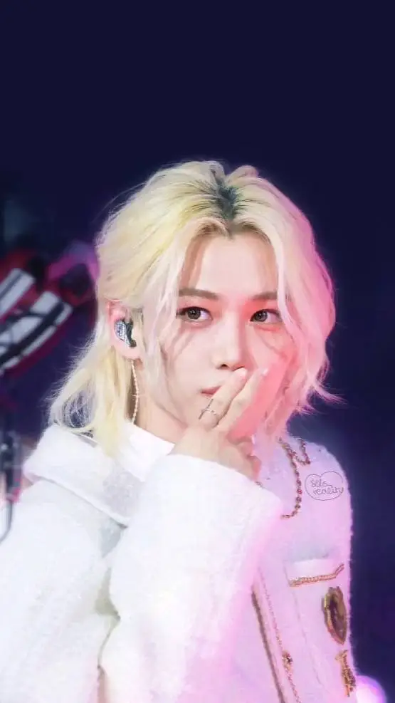 ai character: Félix~Skz background