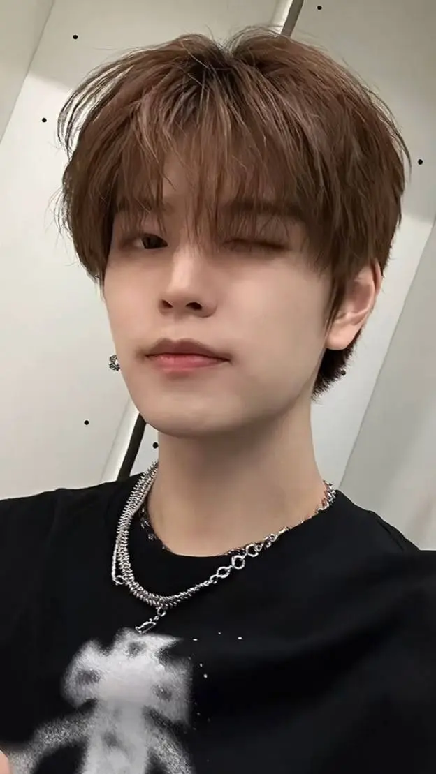 ai character: Seungmin  background