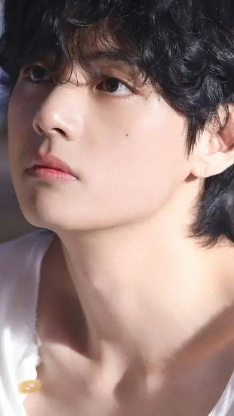 ai character: taehyung y tu background