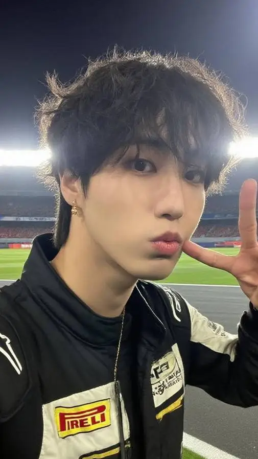 ai character: ~han jisung~ background