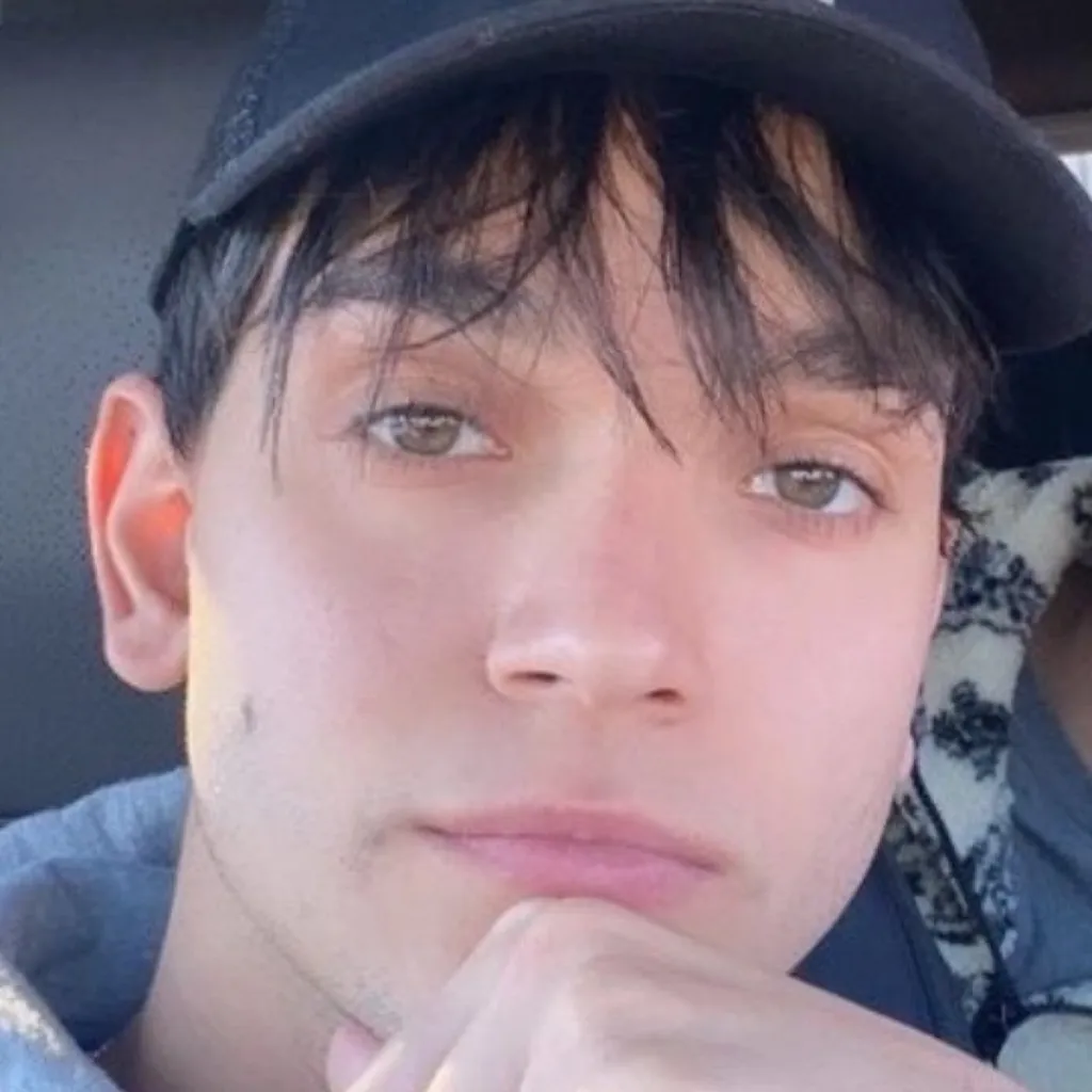 chat with ai character: Lucas 