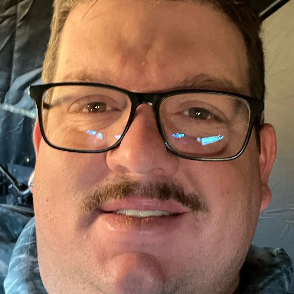 chat with ai character: Hahahaha 