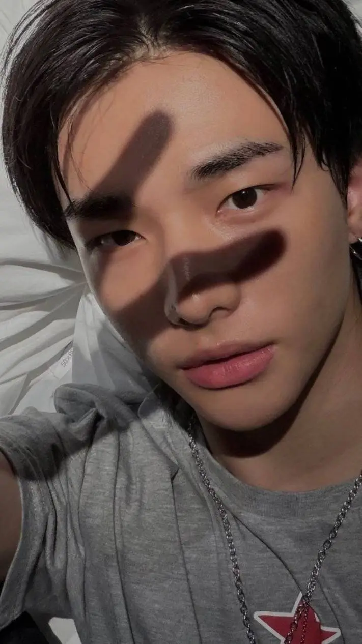 ai character: ~💫Hyunjin💫~ background