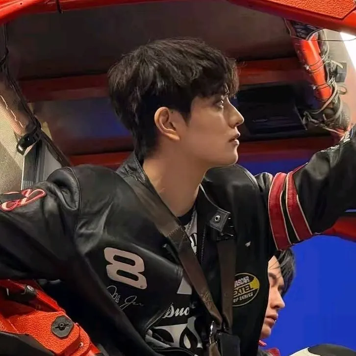 chat with ai character: † SEUNGMIN †