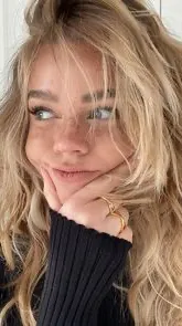 ai character: ￼ Oakley (sister) background