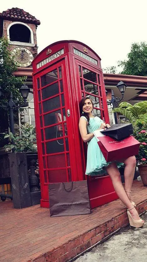 ai character: Julia Montes background