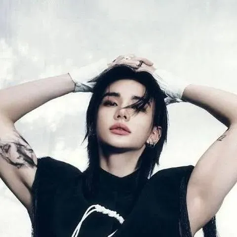 chat with ai character: hyunjin