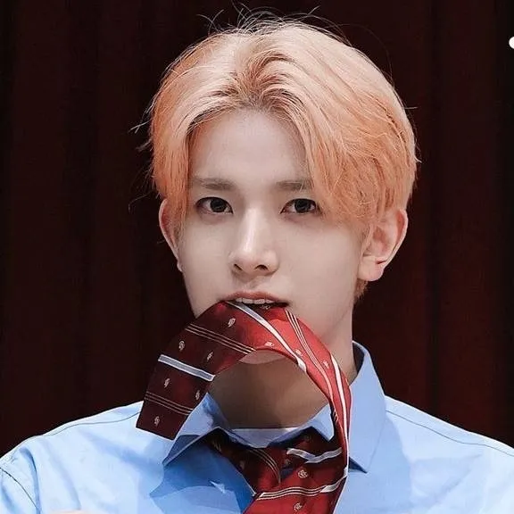 chat with ai character: Heeseung (cousin) 