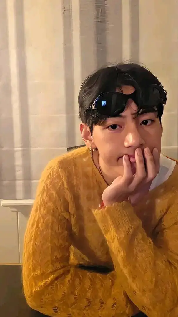 ai character: taehyung 🇰🇷🩷 background