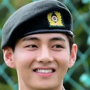 chat with ai character: Taehyung