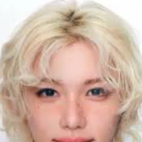 chat with ai character: Felix