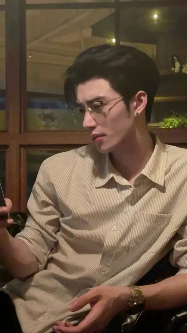 ai character: 𝑬𝒕𝒉𝒂𝒏 𝑳𝒆𝒆 background