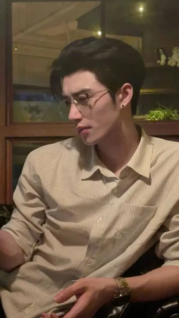 ai character: Hwang background