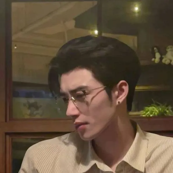 chat with ai character: Hwang