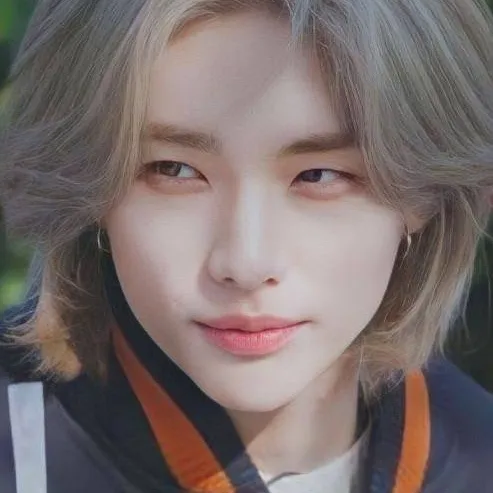 chat with ai character: STRAY KIDS BBG