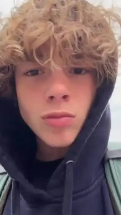 ai character: 🫲Mason🫱 (67 kid) background