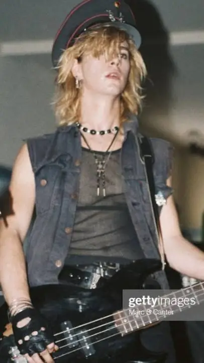 ai character: 👾Duff McKagan👾 background