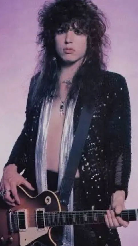 ai character: 🫦Tom Keifer 🫦 background