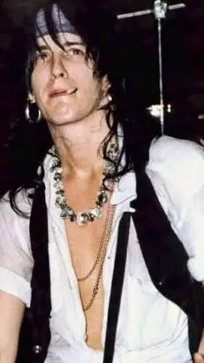 ai character: 🍁Izzy Stradlin🍁 background