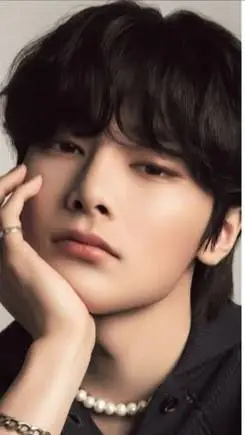 ai character: Jeongin 😘 background