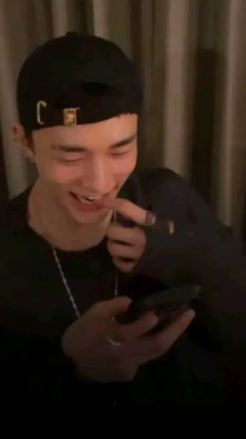 ai character: 𝓗𝔂𝓾𝓷𝓳𝓲𝓷 background