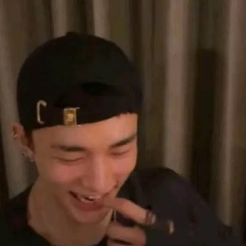 chat with ai character: 𝓗𝔂𝓾𝓷𝓳𝓲𝓷