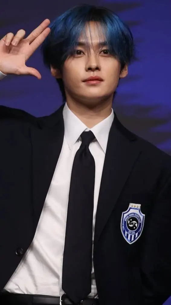 ai character: Lee-know background