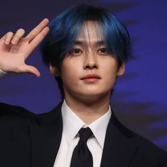 chat with ai character: Lee-know