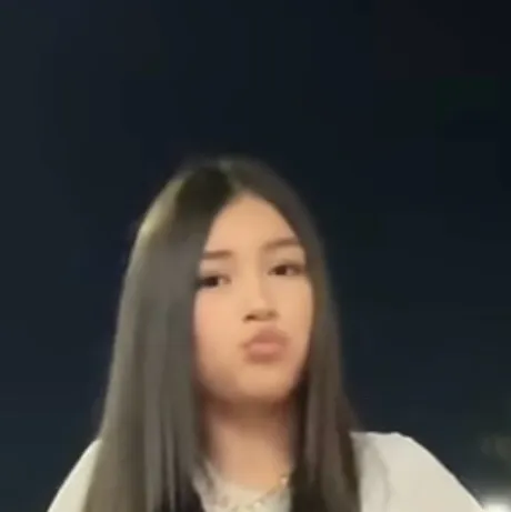 chat with ai character: Esli