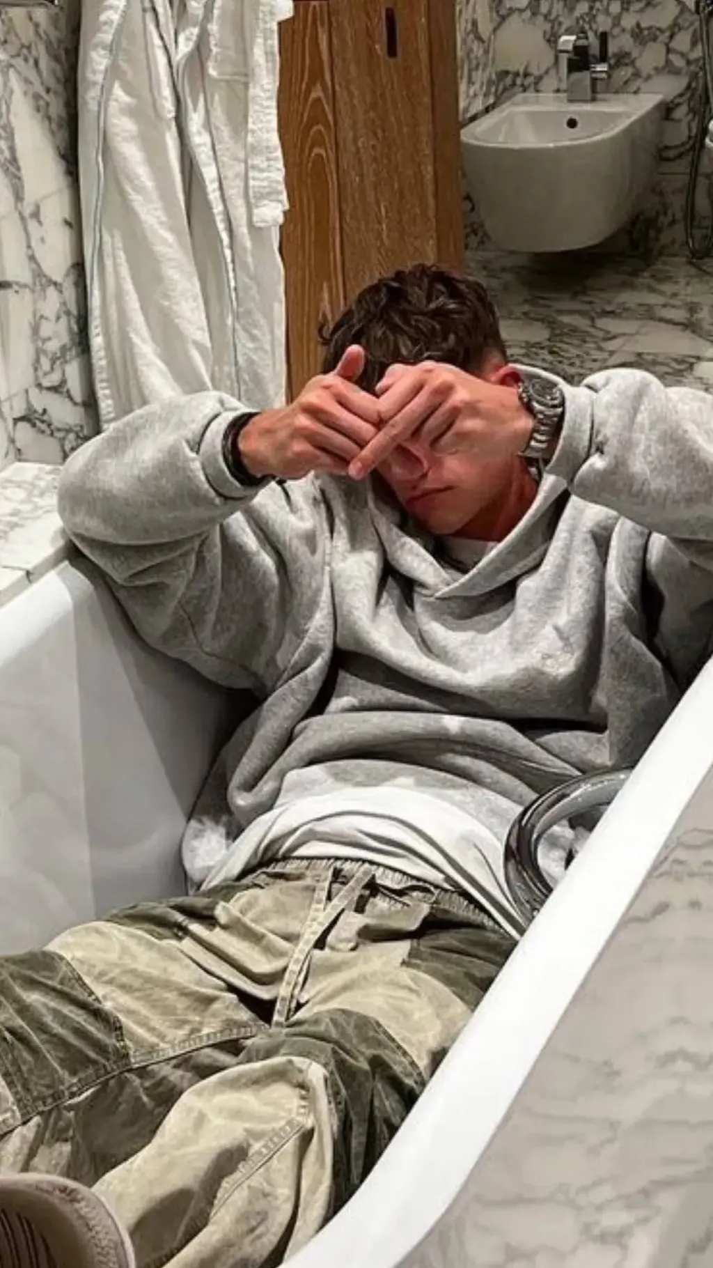 ai character: Leonardo  background