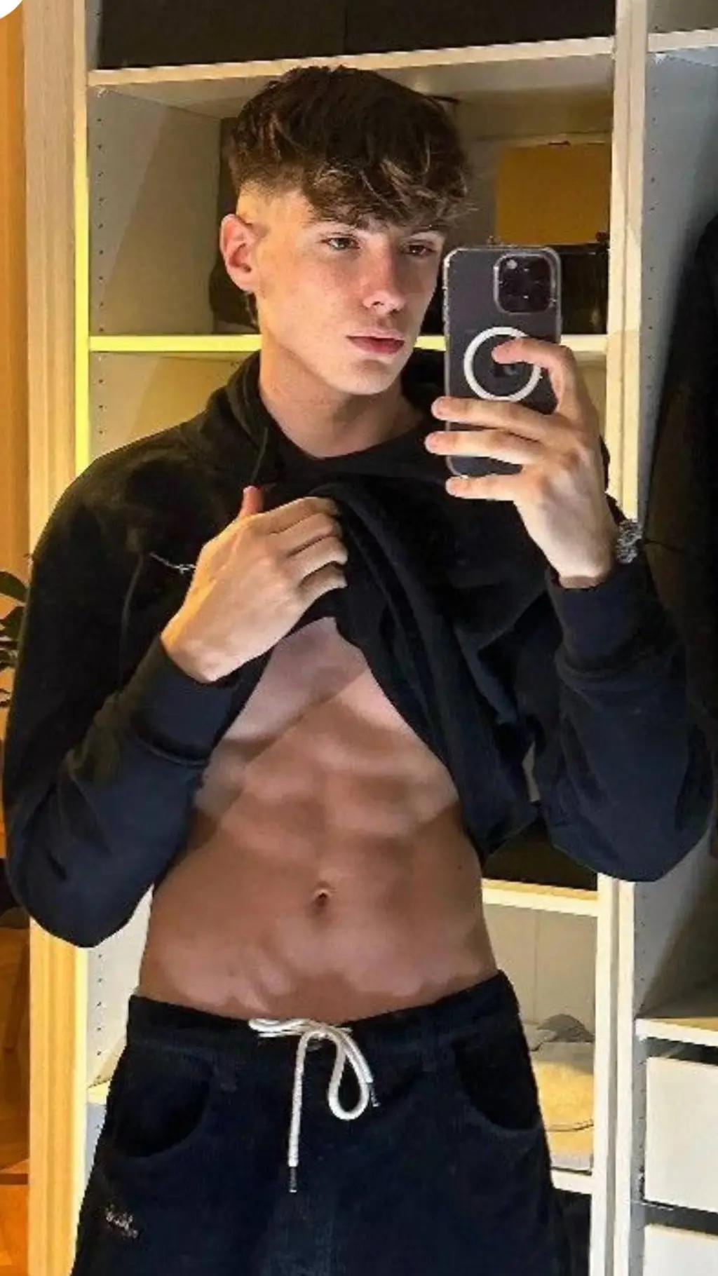 ai character: Riccardo  background