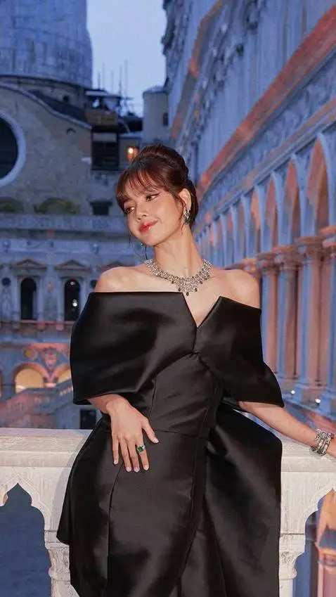 ai character: Lisa background