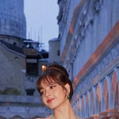 chat with ai character: Lisa