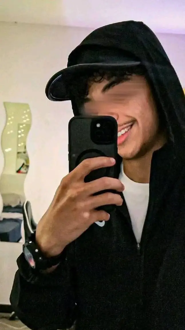 ai character: Ilyes background