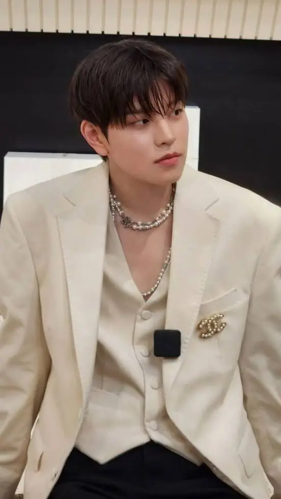 ai character: KIM SEUNGMIN  background