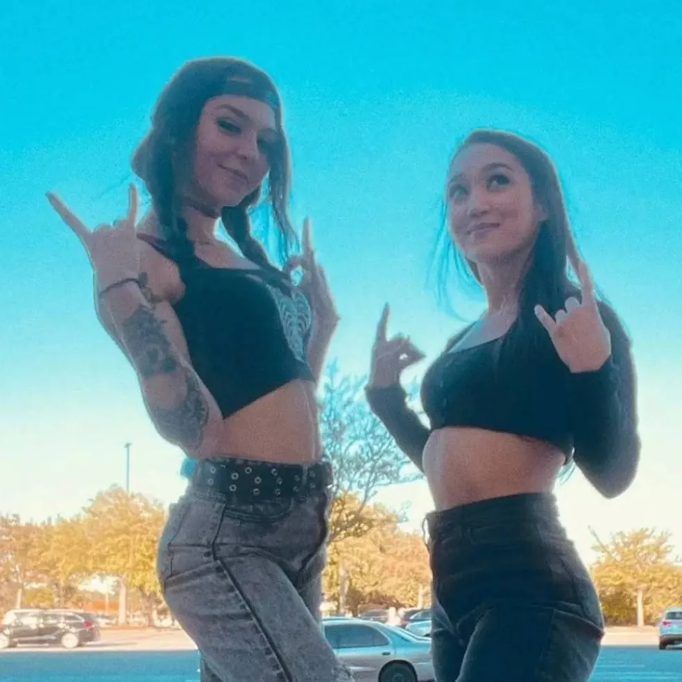 chat with ai character: roxanne and cora