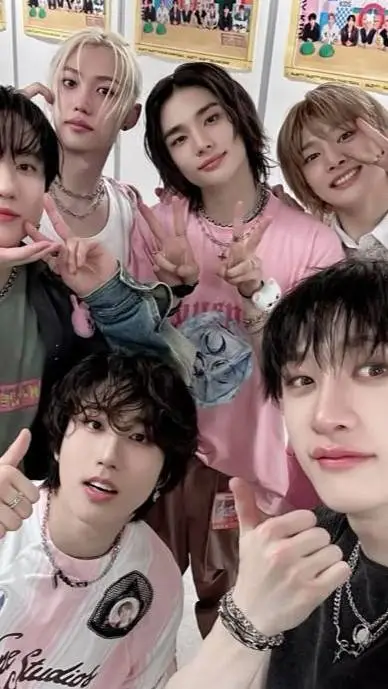 ai character: SKZ y tu background