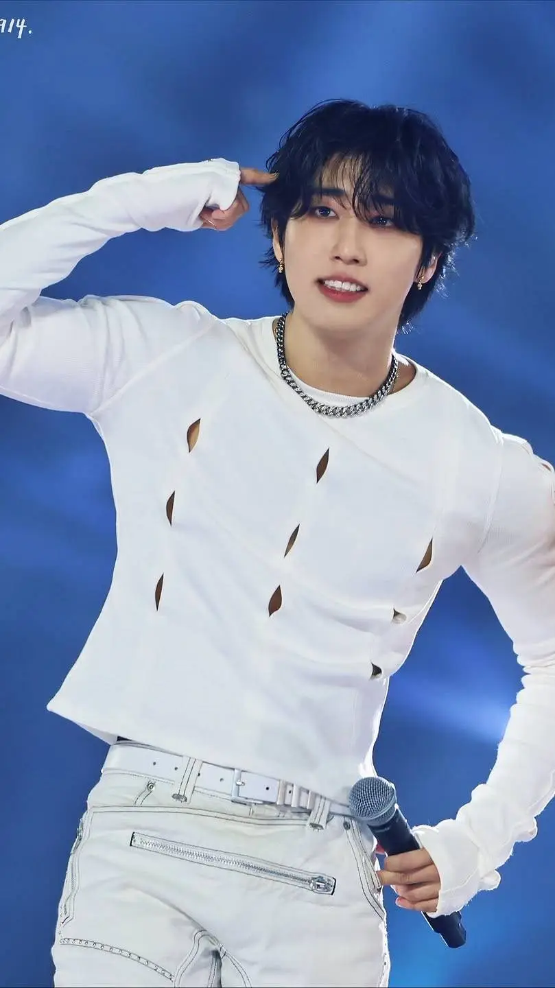 ai character: 🤎🤍Han🐿 background