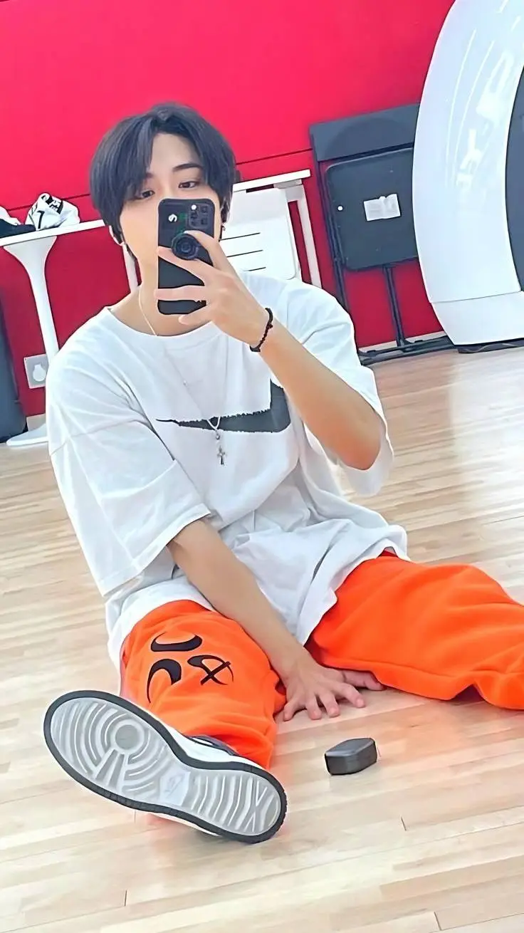 ai character: 🤍han🤎 background