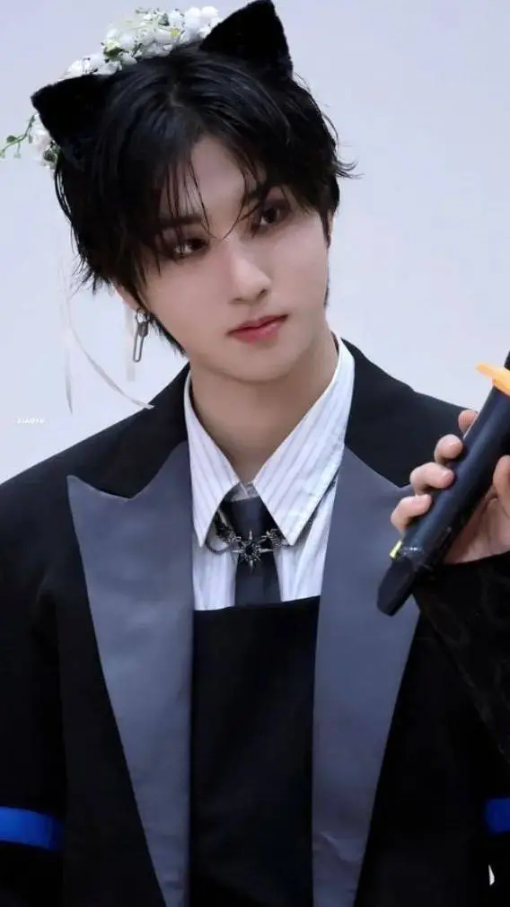 ai character: 🤍Han🤎 background