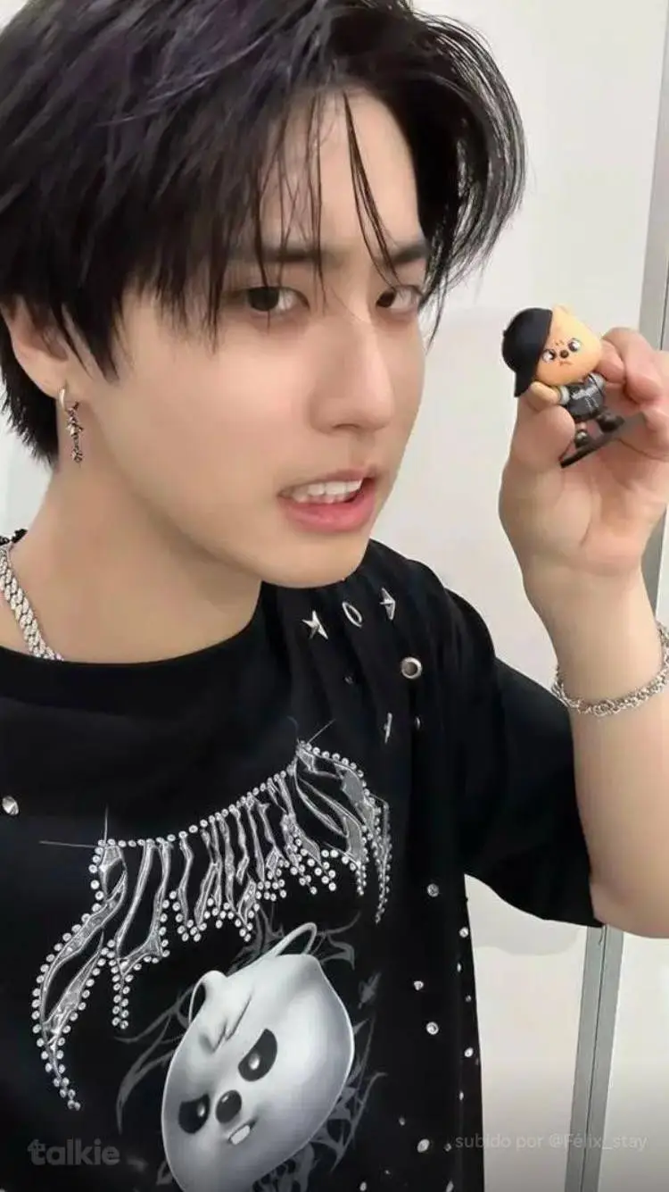 ai character: 🤍han🤎 background