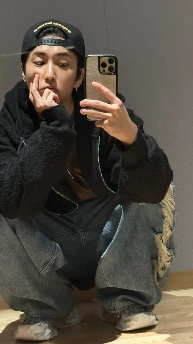 ai character: 🖤han🤎 background