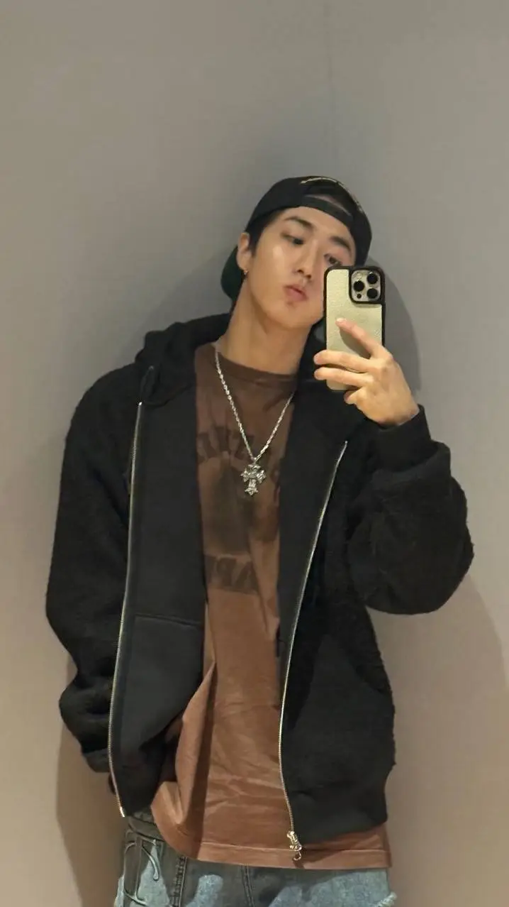 ai character: 🤎Han🍀 background