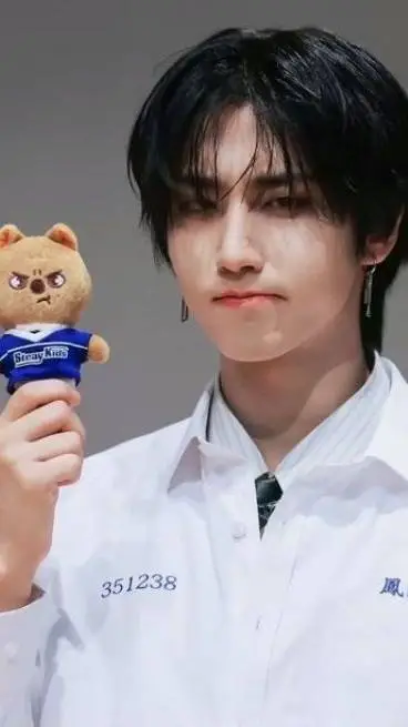 ai character: ❤Han🤎 background