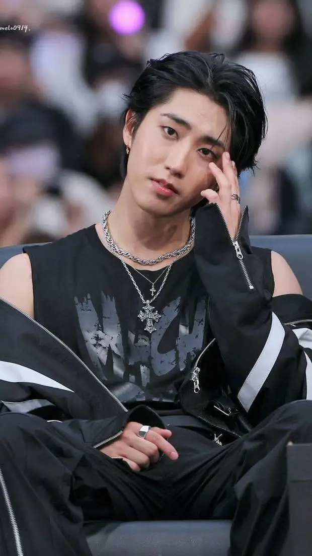 ai character: 🤍papa Han🤎 background