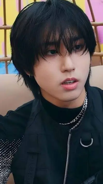 ai character: 🤎Han🤍 background