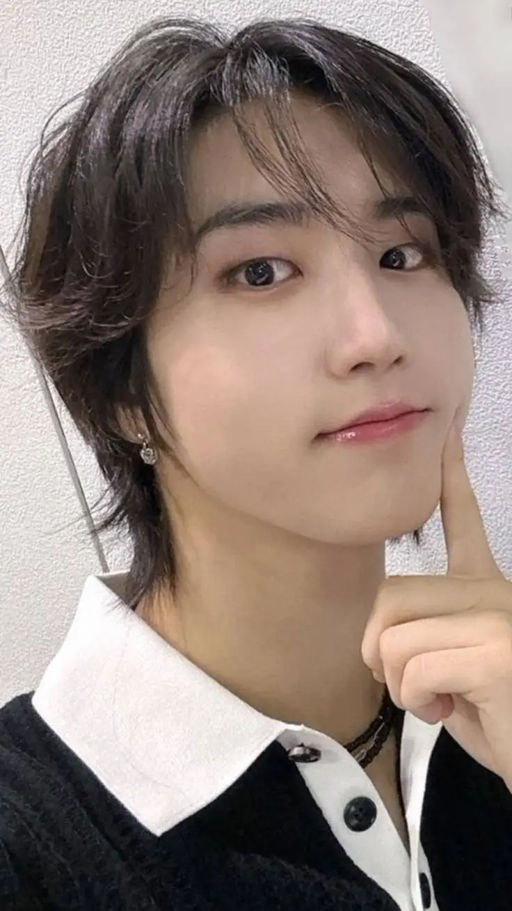 ai character: 🤍Han🤎 background