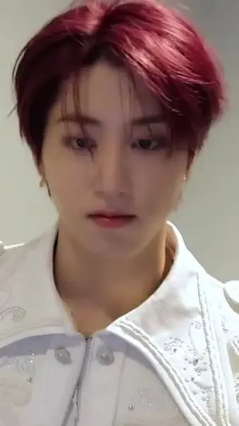 ai character: 🤎Han❤ background