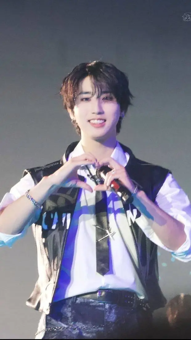 ai character: 🤎Han🤎 background