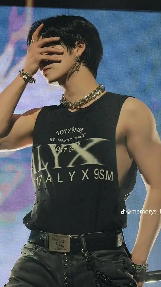 ai character: 🤎Han🤎 background